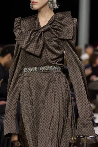 Look 60